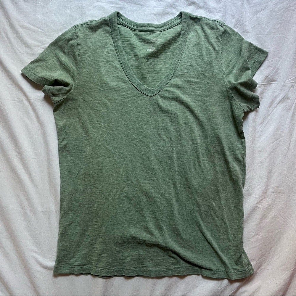 Target Universal Thread Green V-Neck Short Sleeve Shirt 100% Cotton size Medium